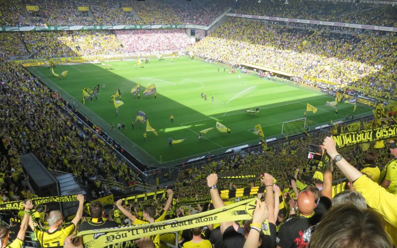 Những trận đấu thường diễn ra trên sân bóng đá 11 người